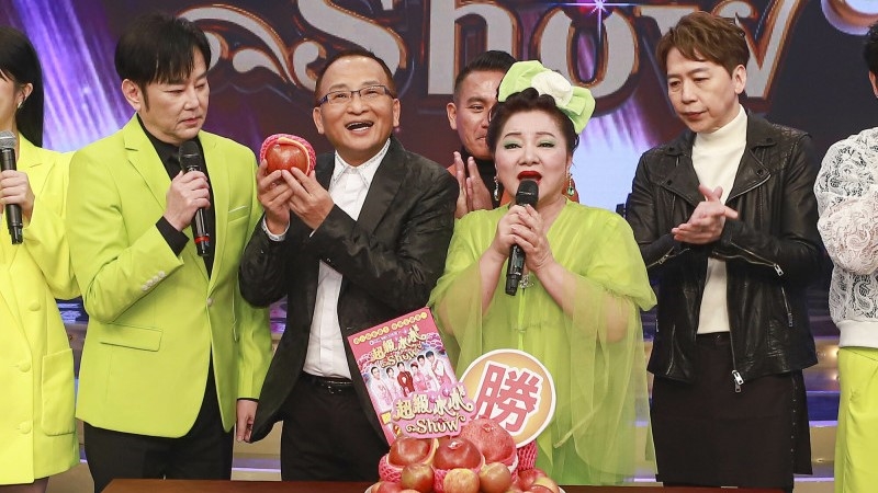 孔鏘腳腫如麵包「怕要截肢」！現身《超級冰冰Show》開工 最新狀況曝光