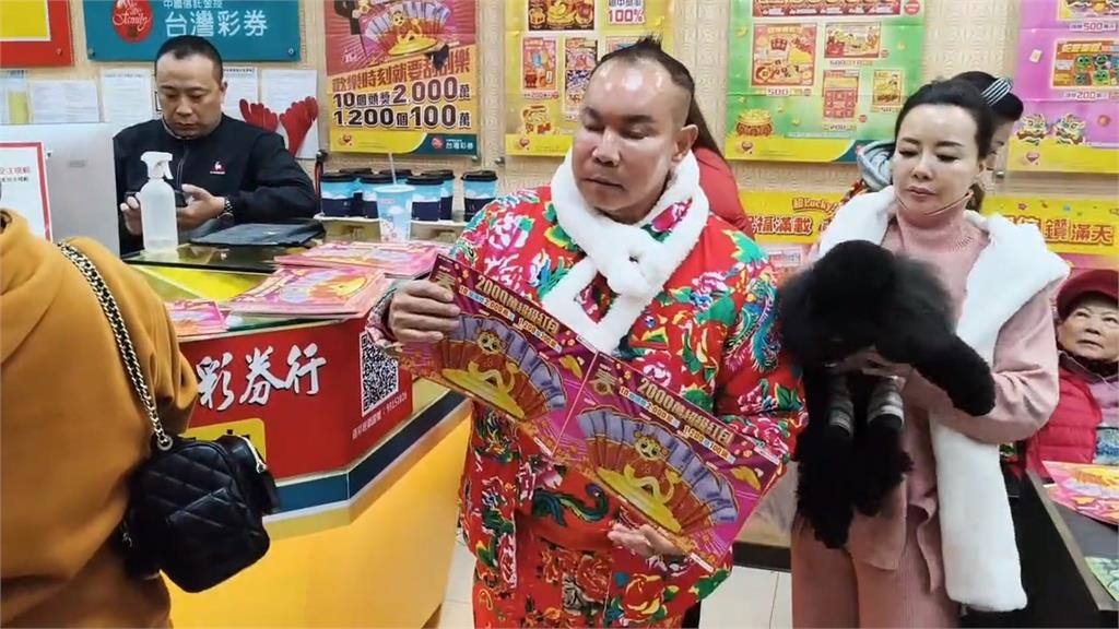 民眾巧遇竹北吊車大王!打完招呼他秒送「3000大紅包」網讚:真人財神爺