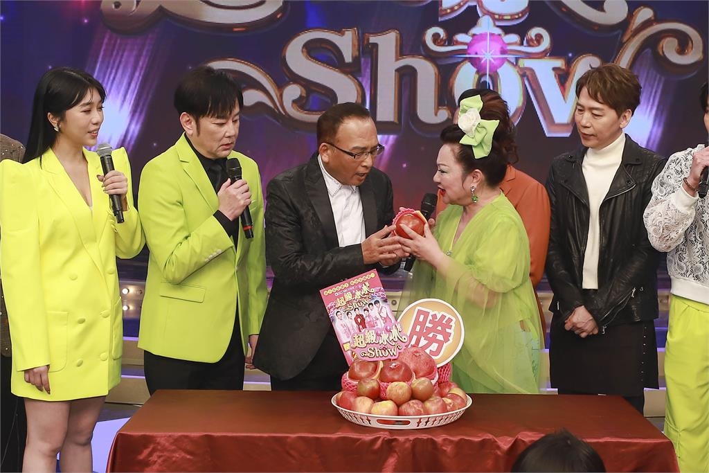 《超級冰冰Show》開工錄影收紅蘋果象徵收視奪冠!新單元小朋友歌唱賽祝福大小平安