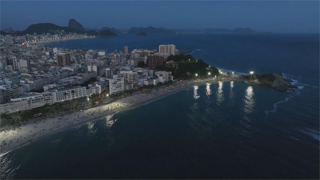 巴西里約熱內盧晚上也熱　海灘戲水消暑成奇景