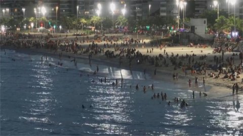巴西里約熱內盧晚上也熱　海灘戲水消暑成奇景