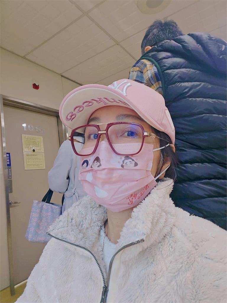 68歲慘摔「骨裂打石膏」坐輪椅！陳美鳳複診照X光「聽醫師說1句」驚了