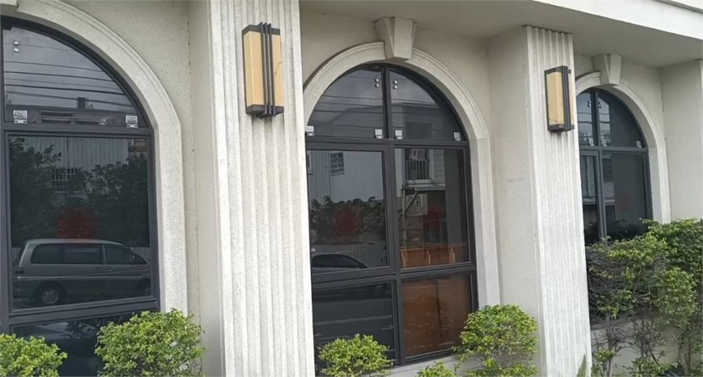 連鎖火鍋品牌大出包!火鍋湯飄浮大量蟲蟲 店家:青江菜蚜蟲