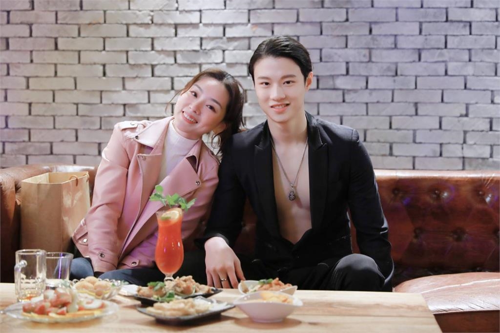 何豪傑19歲帥兒《好運來》當牛郎!深V外套一彎腰「巨肌再現」全都露