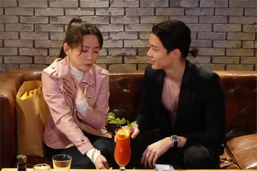 何豪傑19歲帥兒《好運來》當牛郎!深V外套一彎腰「巨肌再現」全都露