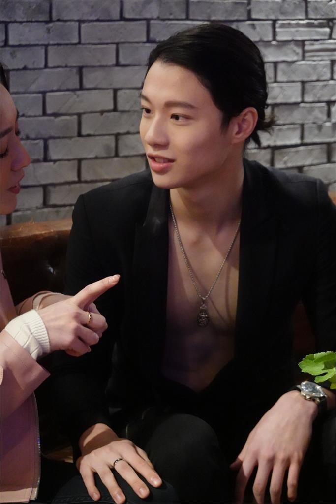 何豪傑19歲帥兒《好運來》當牛郎!深V外套一彎腰「巨肌再現」全都露