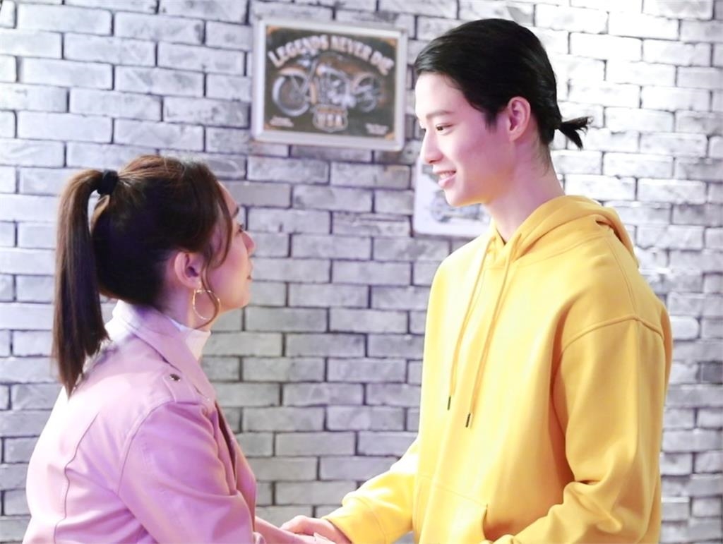 何豪傑19歲帥兒《好運來》當牛郎!深V外套一彎腰「巨肌再現」全都露