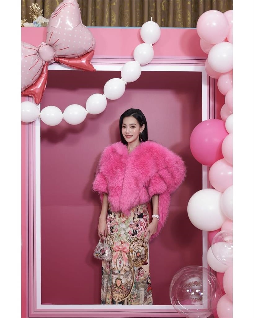 小鐘直播帶貨15分鐘賣破600萬!脫口擁5間房身體罕曝「1後遺症」