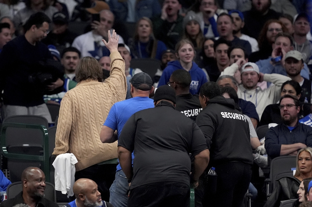 NBA(影)／球迷不滿唐77交易舉牌抗議被請出場　獨行俠還遭國王準絕殺