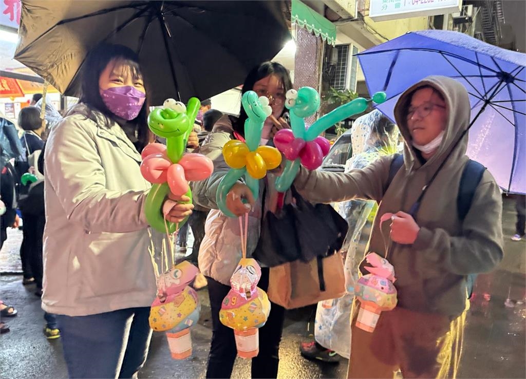 快新聞/「痛車」也來了!台中元宵活動冒雨登場 何欣純:像搭時光機重返童年