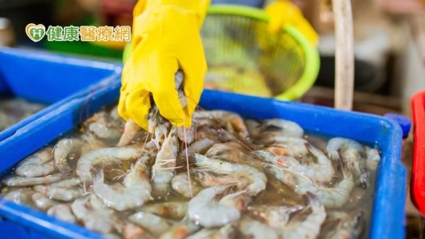 今年首例本土傷寒!疑至漁港吃海鮮染 建議甲殼類海鮮應煮超過「這時間」