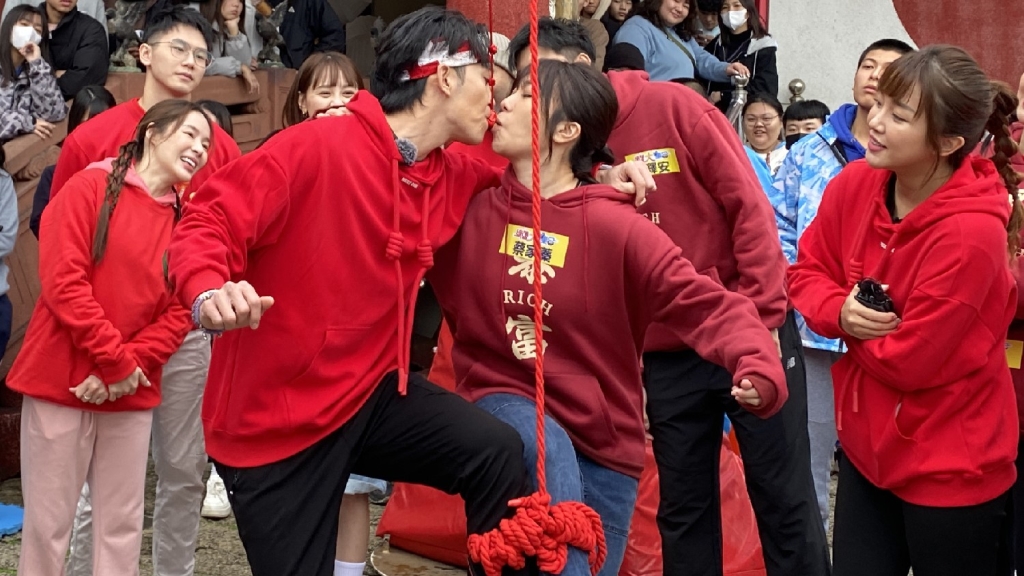 郭忠祐、蔡家蓁親下去了！二人玩遊戲出現「神巧合」全場吃驚：真的在一起？