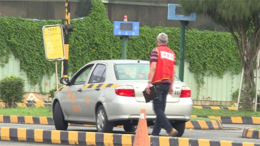 廠商徵才發現「9成不會開手排」!網揭「2大主因」:現在沒必要