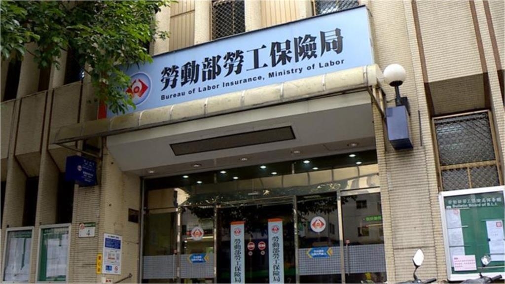 勞保局發錢了「快刷存摺」一早先4萬入帳！月底前還有17筆款項連發