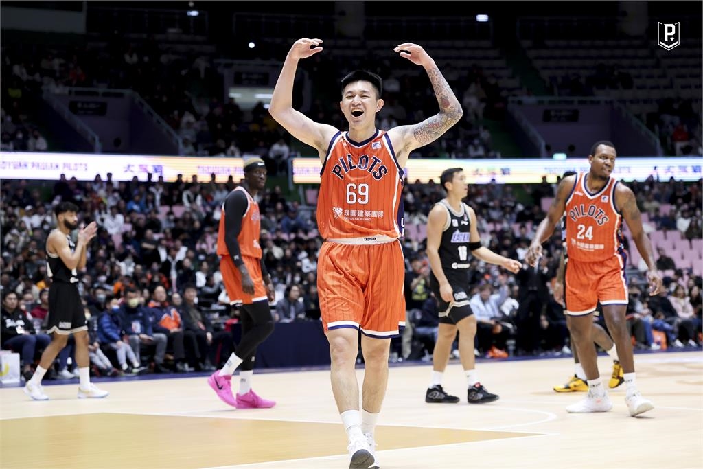 PLG/空姐牙牙、游游拜桃園大廟月老求姻緣 領航猿也盼衝擊東超首冠