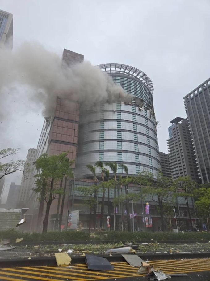 台中新光三越美食區驚傳氣爆!1女當場斷氣送醫 目擊者:2公里外都聽得到