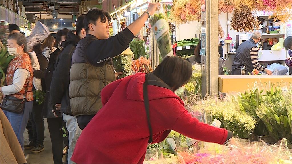 一把紅玫瑰1500元！　情人節玫瑰花量少價揚飆漲2～3成