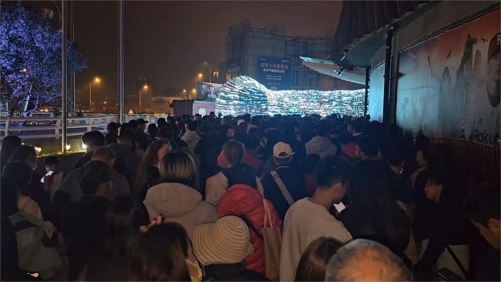 桃園燈會人潮爆滿！　機捷出站步行要30分鐘