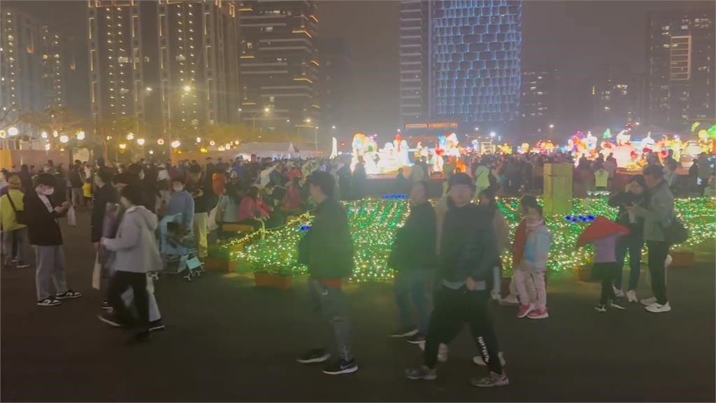 桃園燈會人潮爆滿！　機捷出站步行要30分鐘