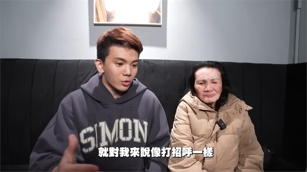 孫生「拍臀風波沒解決」又出包?沖繩電車上「當眾脫鞋饋咖」網怒:沒水準