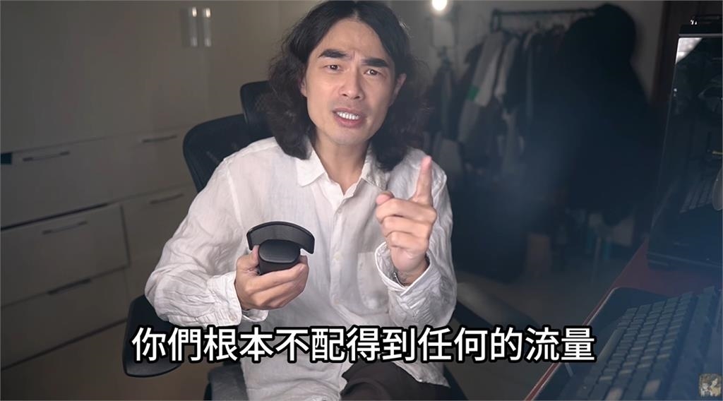 孫生「拍臀風波沒解決」又出包?沖繩電車上「當眾脫鞋饋咖」網怒:沒水準