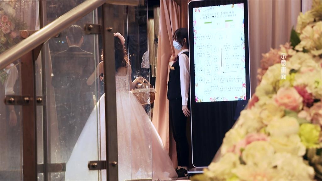 婚宴撞場人氣女優"河北彩伽"見面會 新人跟女優立牌合照 新娘態度超大方