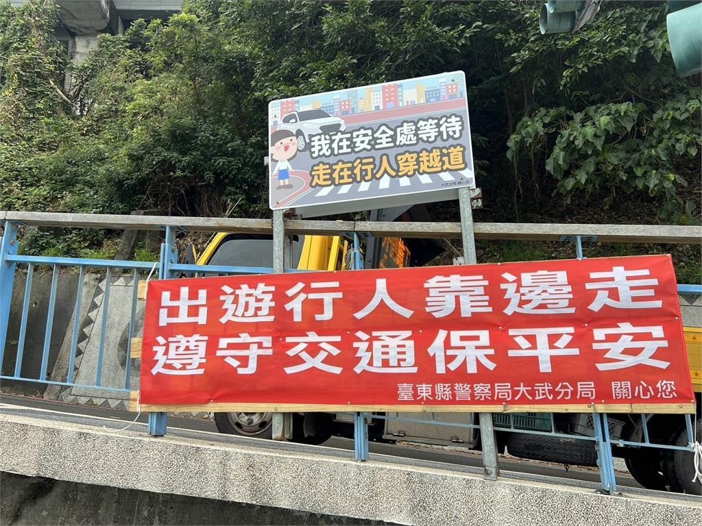 最美公車亭掛「紅布條標語」　提醒遊客這件事卻引發反彈