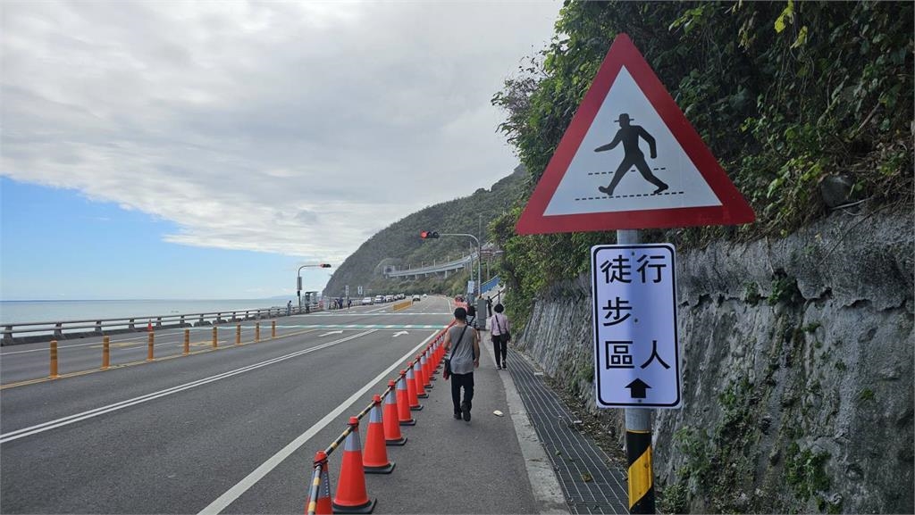 最美公車亭掛「紅布條標語」　提醒遊客這件事卻引發反彈