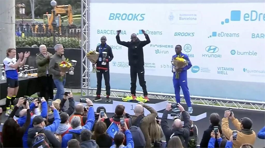 馬拉松(影)/地球上跑最快的男人!烏干達基普利莫56分41秒跑完半馬寫紀錄