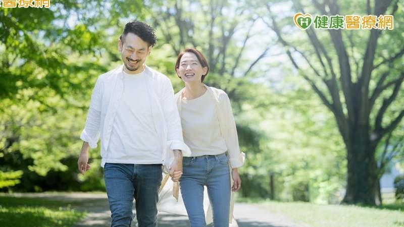 研究：日行「這步數」或可降憂鬱症風險　醫推每天多走100步護身心健康