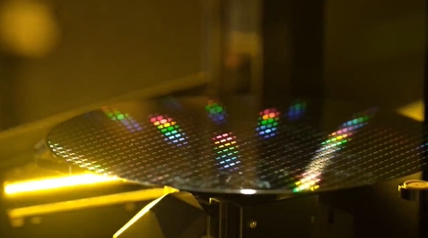 把做碗盤的陶瓷，變半導體關鍵耗材！台灣精材一度財務嚴峻「員工大哭3個月沒發薪」