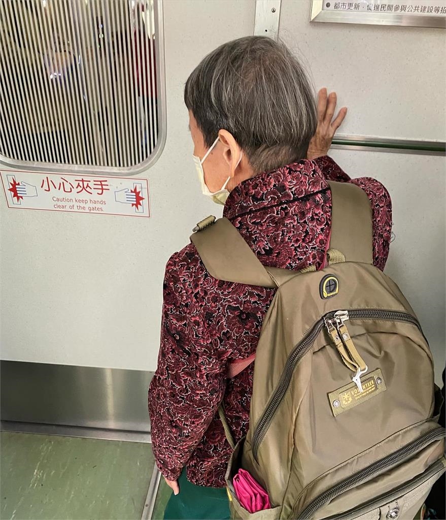 92歲阿嬤「獨自搭台鐵」旅遊！霸氣背影照吸3.6萬人朝聖：真是好福氣