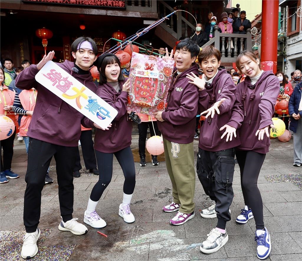 《綜藝大集合》開工錄影「發糕」感謝鄉親!不按牌裡出牌阿嬤「攔路拍照」全場傻眼