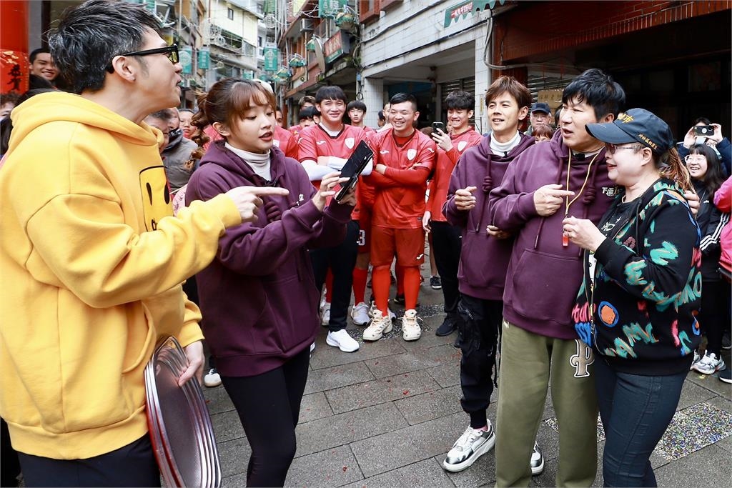 《綜藝大集合》開工錄影「發糕」感謝鄉親!不按牌裡出牌阿嬤「攔路拍照」全場傻眼