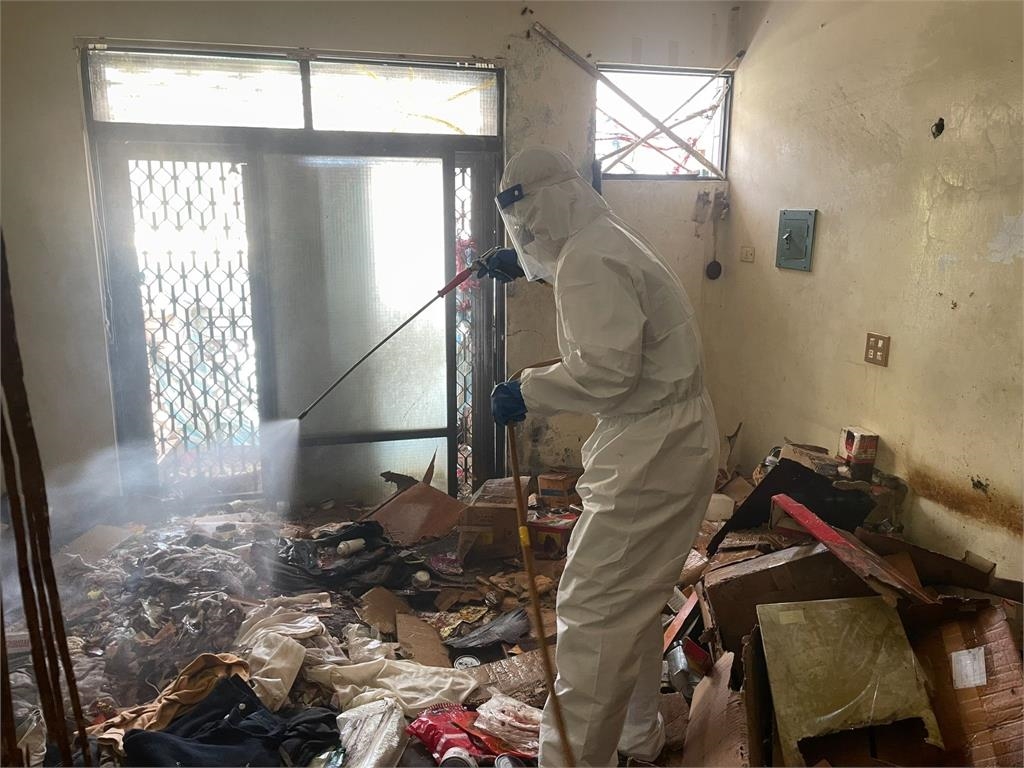 因滿滿老鼠轟動一時！高雄米奇屋「清出30噸垃圾」終於賣掉　工人曝現況