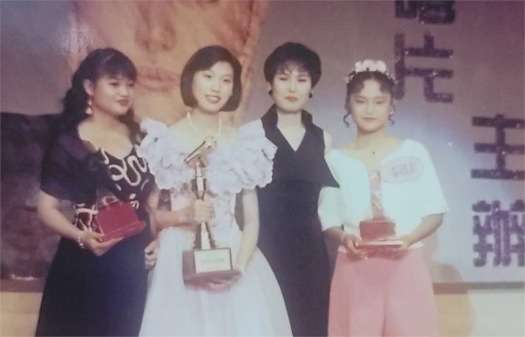 奪「江蕙盃」冠軍女歌手為愛神隱親揭離婚育2子!意外曝光二姊盛世美顏