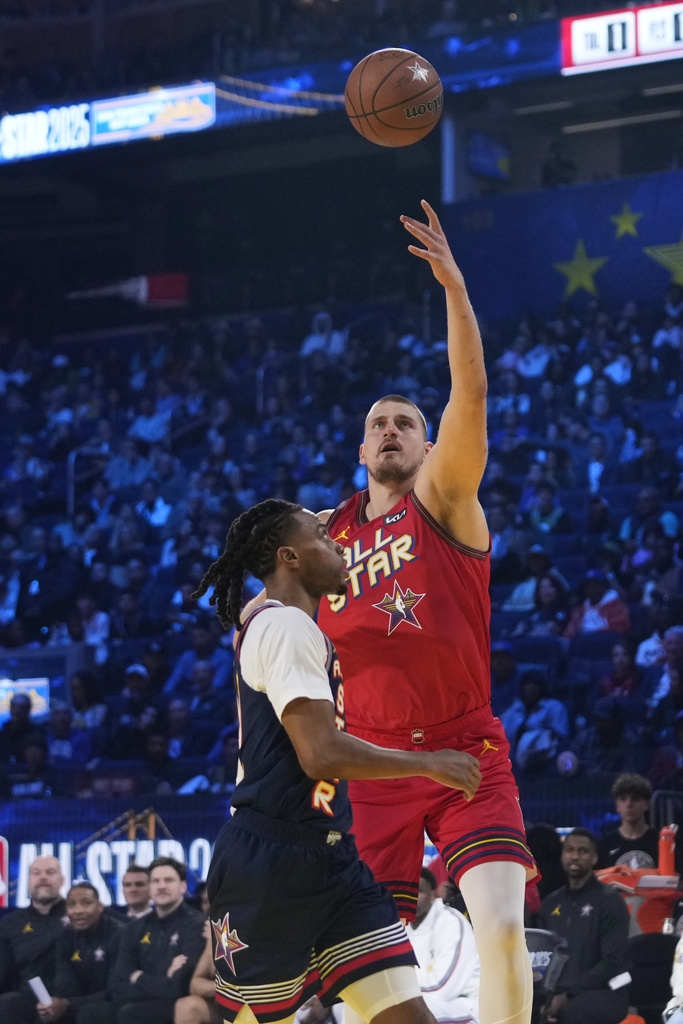 NBA(影)／小丑中鋒歡慶30歲生日　忍者龜帶領金塊全隊唱生日快樂歌