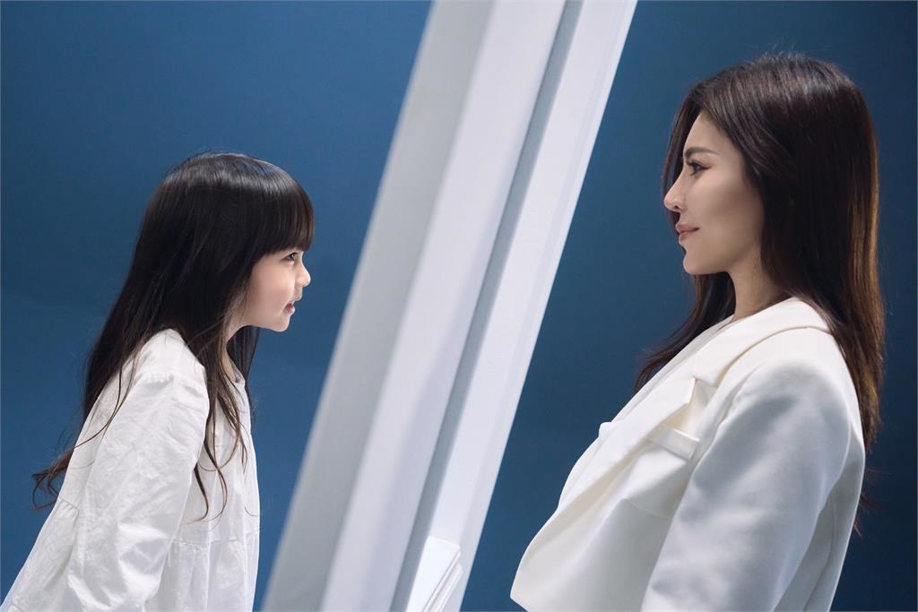 艾怡良無預警披婚紗震撼「宣布1消息」!另一半曝光甜喊:媽!我終於嫁掉了