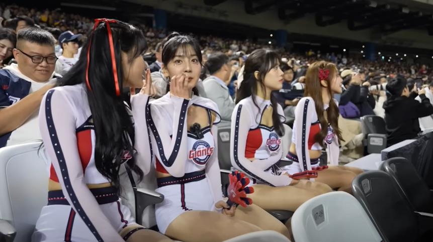 韓籍女神場邊笑「台灣啦啦隊出包」!私下對話全被拍…網掀兩派論戰