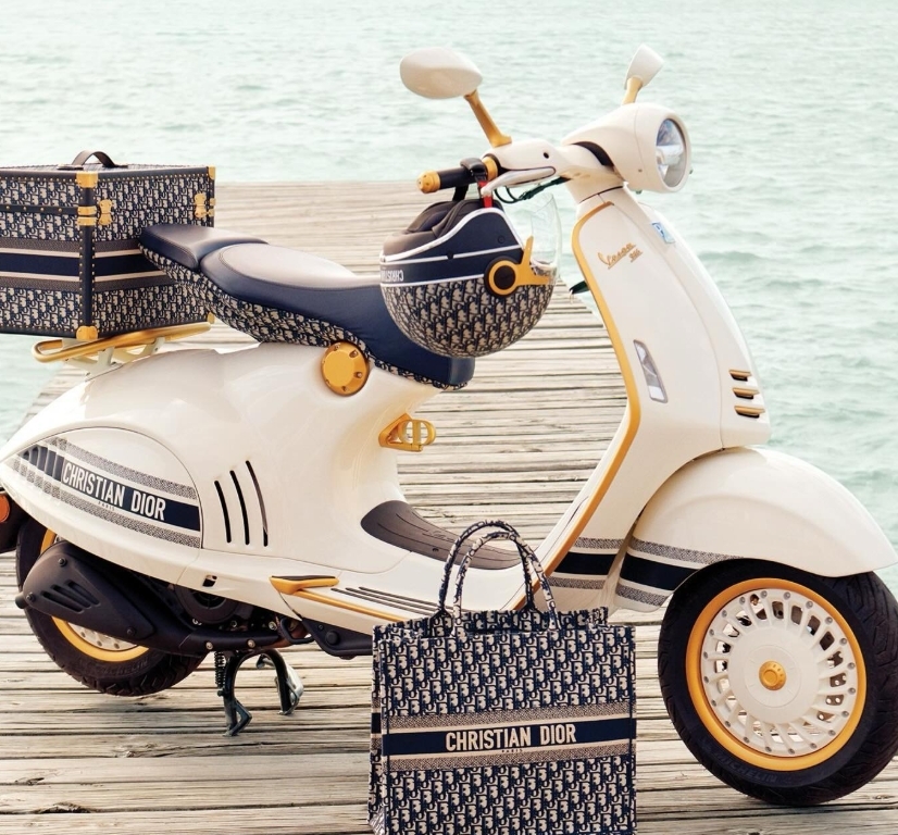 街頭驚見全球限量「百萬機車」 車牌號「8888」網喊:是個狠人!