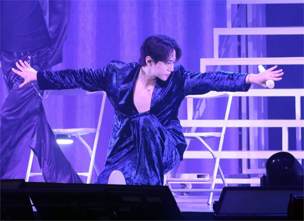 李俊昊獨厚台灣粉絲「3度Kiss」! 強忍腿傷唱跳全場