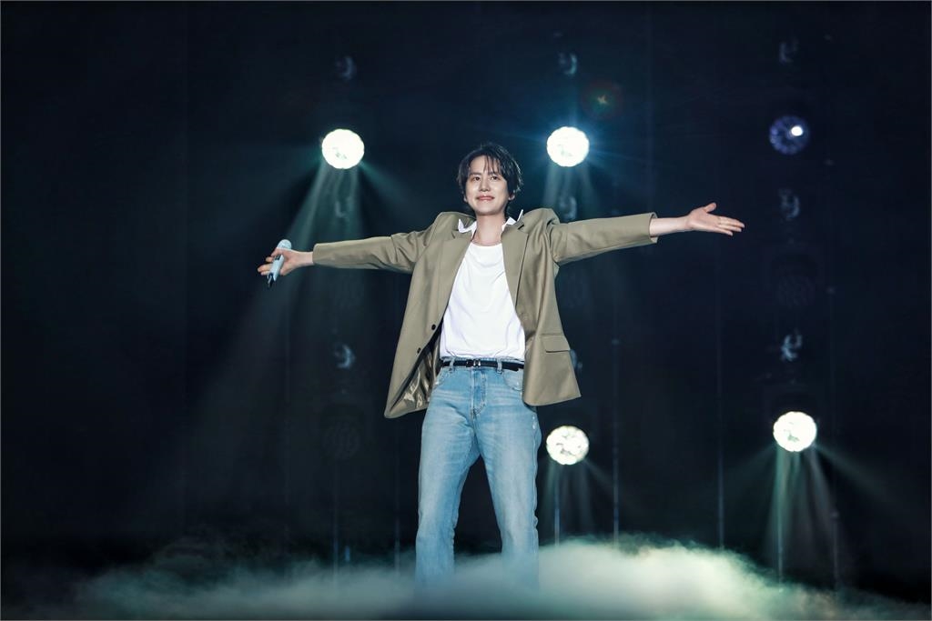 李俊昊獨厚台灣粉絲「3度Kiss」! 強忍腿傷唱跳全場