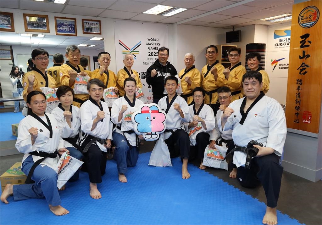 世壯運/體育署鄭世忠訪視基層社區運動 為世壯運跆拳道選手加油