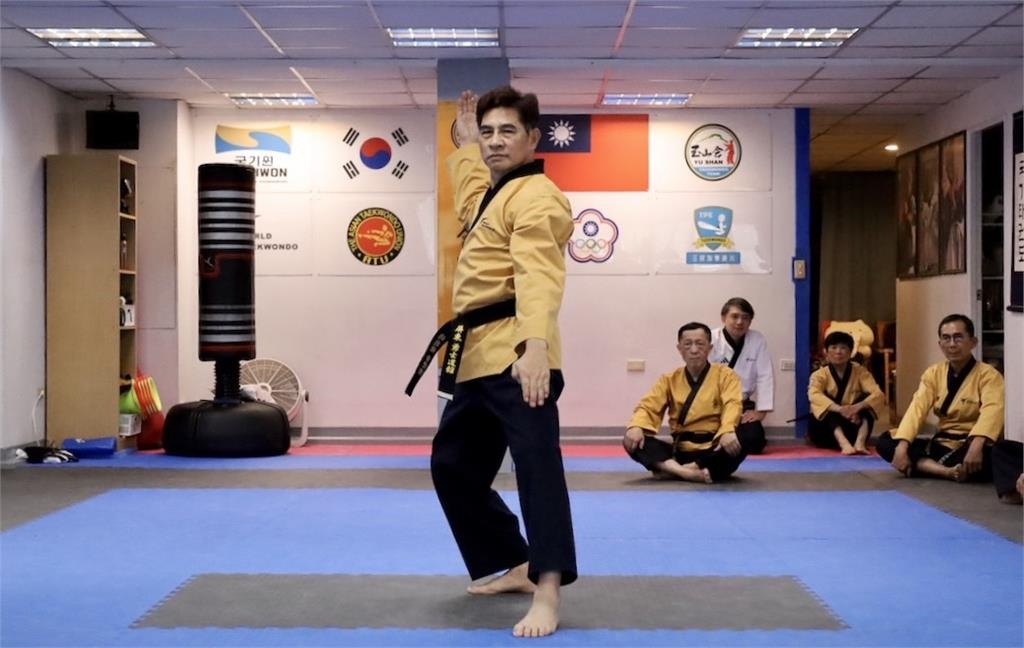 世壯運/體育署鄭世忠訪視基層社區運動 為世壯運跆拳道選手加油