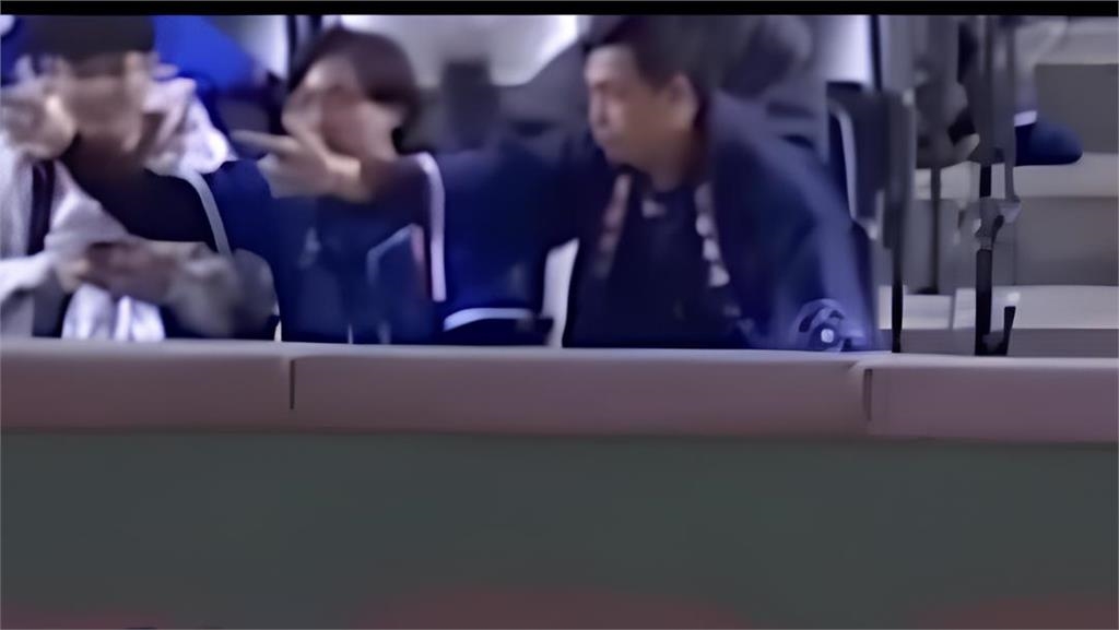 經典賽(影)/本壘後台灣球迷模仿主審動作 獲得大聯盟讚「觀眾輔助判決」