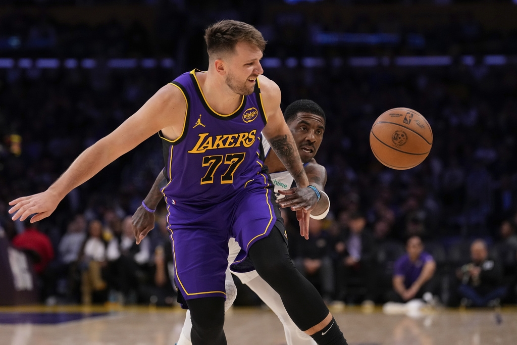 NBA/Doncic首度對決老東家拿下大三元 投進三分怒噴獨行俠板凳現場嗨翻