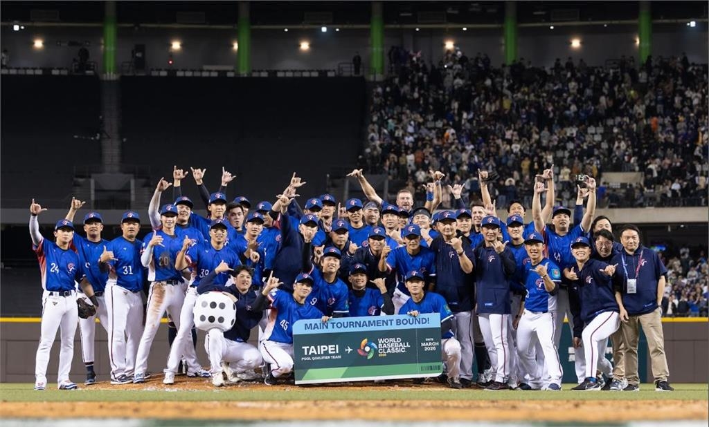 經典賽/台灣復仇成功「這3位大叔」秒抱一起!全網朝聖:2026再抱一次