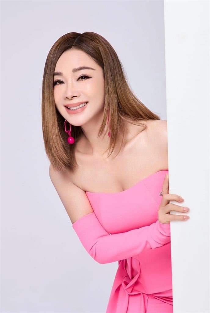 才爆密會言承旭！陳美鳳「芭比妝大消失」68歲真面目全現形嚇爛全網