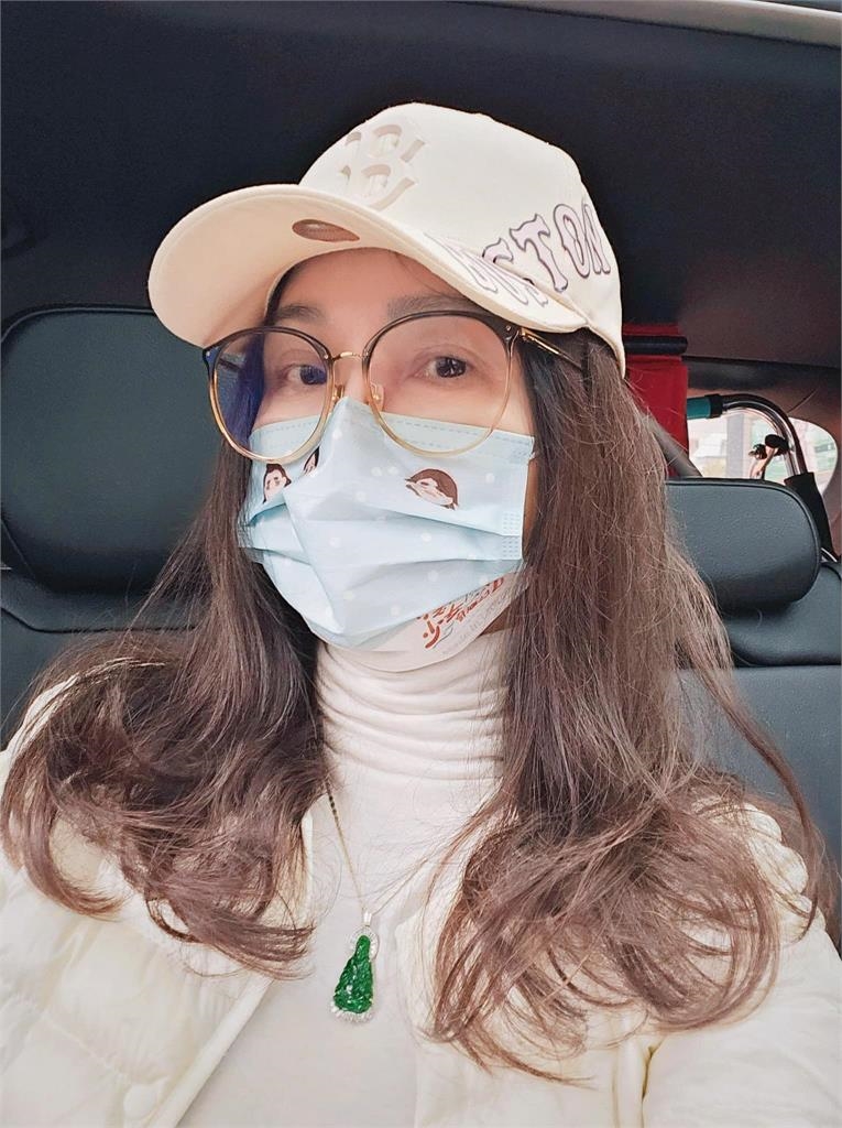 才爆密會言承旭！陳美鳳「芭比妝大消失」68歲真面目全現形嚇爛全網