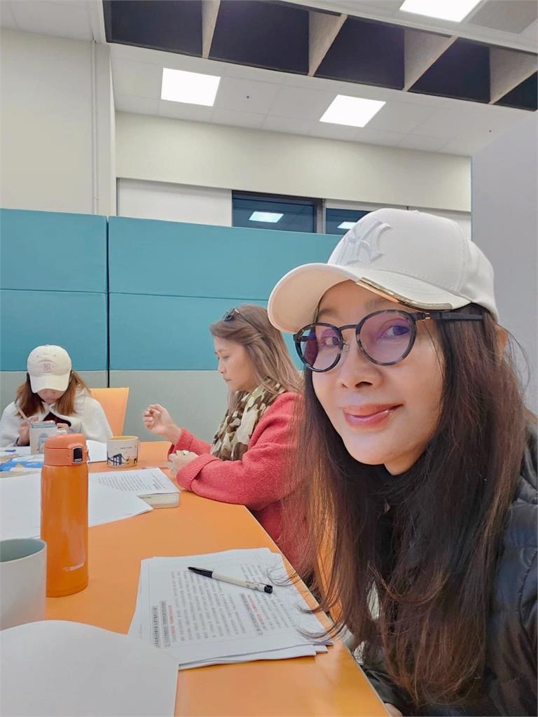 才爆密會言承旭！陳美鳳「芭比妝大消失」68歲真面目全現形嚇爛全網